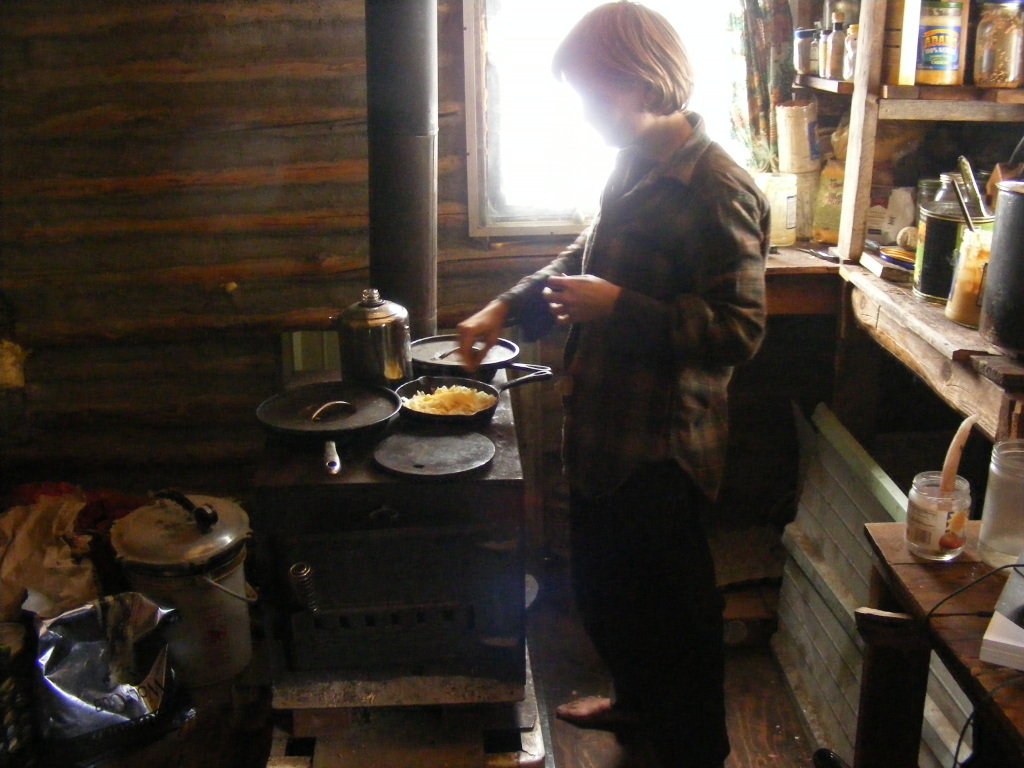 http://www.theprepperjournal.com/wp-content/uploads/2013/02/stassj-cooking-stirring-woodstove-1024x768.jpg